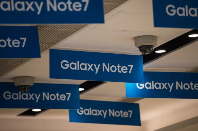 Galaxy Note7 signs in shop in Hong Kong