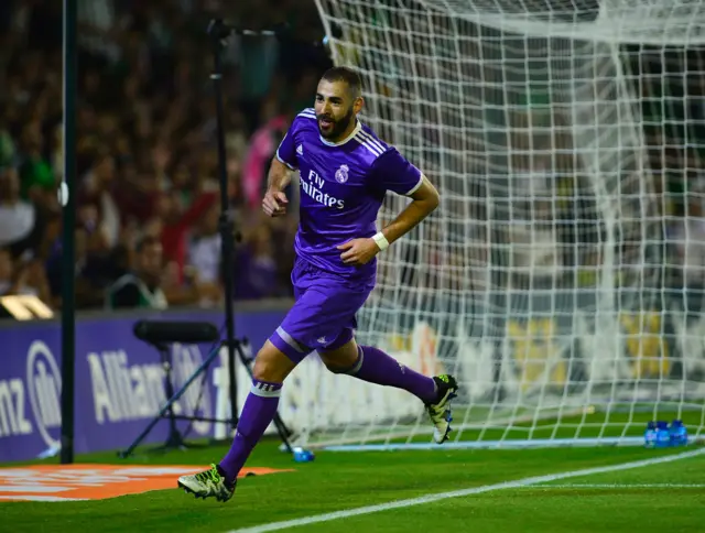 Karim Benzema celebrates