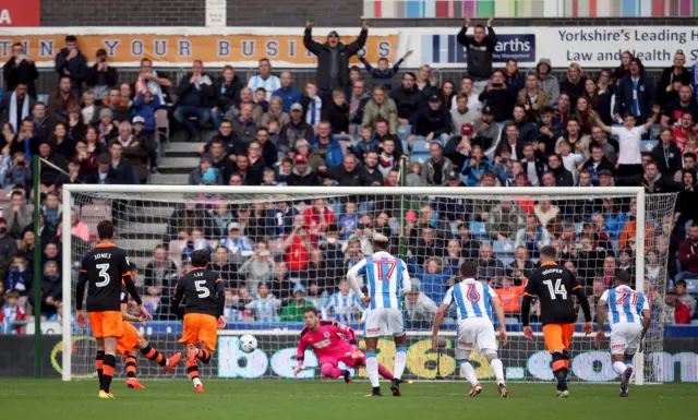 Fernando Forestieri scores