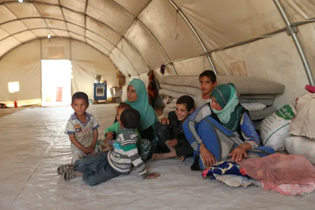 Displaced people who fled Mosul at a refugee camp in Duhok, Iraq (16 October 2016)