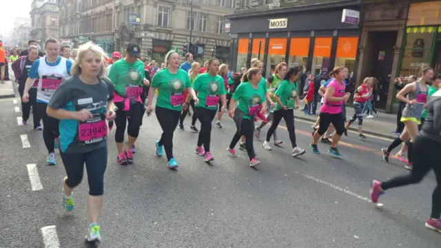 30 members of Glasgow's Gorbals neighbourhood running the Great Scottish Run 10K