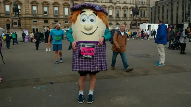 Someone in a haggis costume gets ready for the Great Scottish Run