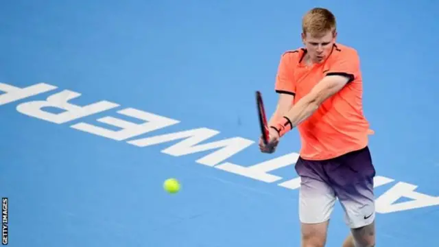 Kyle Edmund playing tennis