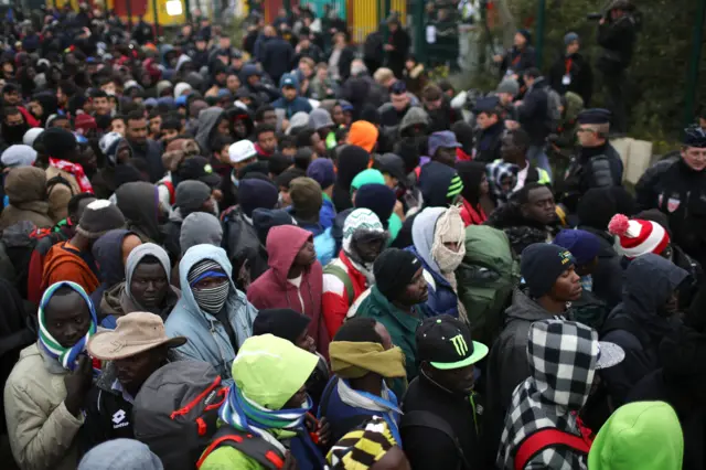 Migrants queue to leave Jungle