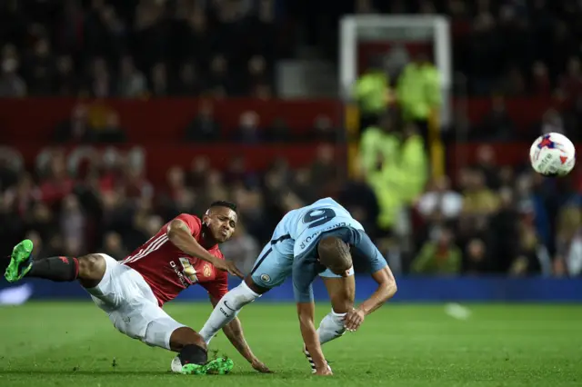 Antonio Valencia tackles Fernando