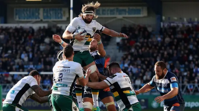 Tom Wood in action at Castres