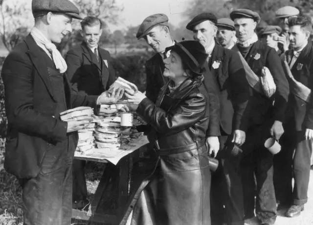 Jarrow marchers stopping for sandwiches