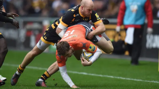 Joe Simpson of Wasps tackles Simon Hammersley of Newcastle