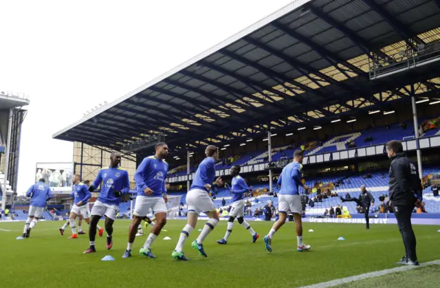 Everton warm up