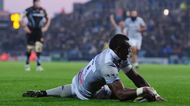 Semesa Rokoduguni score a late Bath try