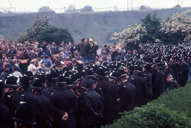 Police and striking miners clash at Orgreave