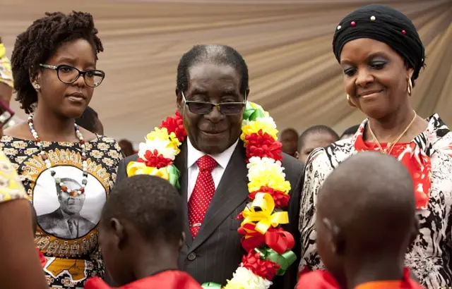 Zimbabwean President Robert Mugabe (C), lady Grace Mugabe (R) and his daughter Bona (L) attend on February 28, 2015 the celebration of Mugabe's 91st birthday in Victoria Falls.