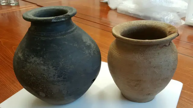 Two intact Roman pots found at Chester Farm in Northamptonshire.