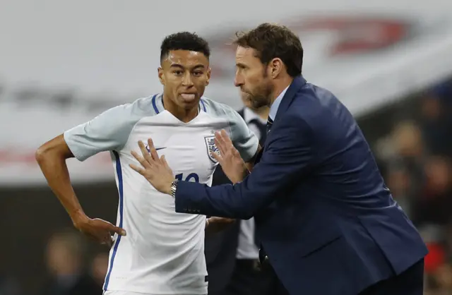 Gareth Southgate talks to Jesse Lingard