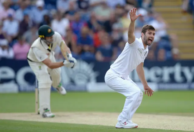 Mark Wood traps Shane Watson lbw