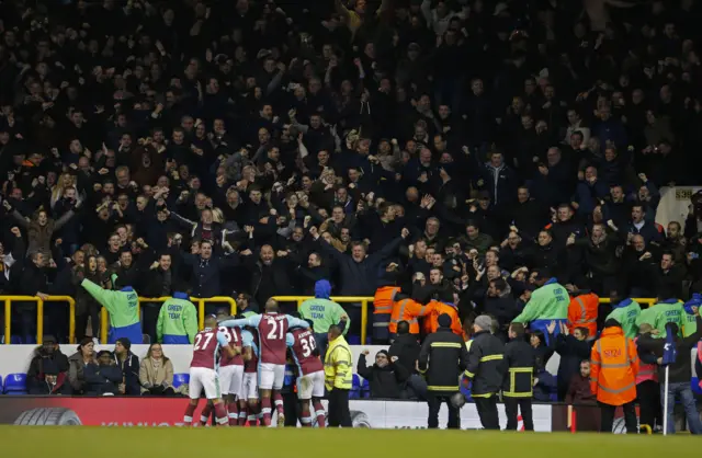 Manuel Lanzini celebrates