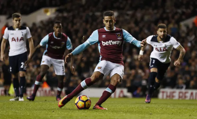 Manuel Lanzini scores