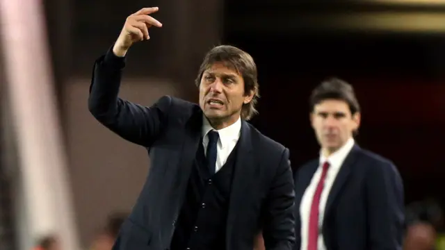 Antonio Conte gestures