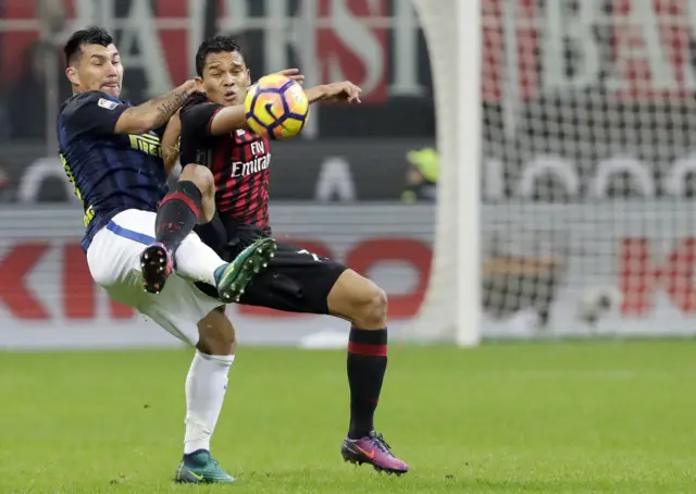 Mauro Icardi and Gabriel Paletta vie for the ball