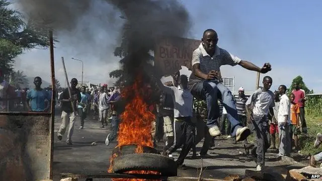 Protesters against President Nkurunziza sets tyres on fire in Bujumbura