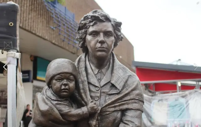 A mother and child sculpture