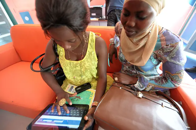 Senegal women surf internet