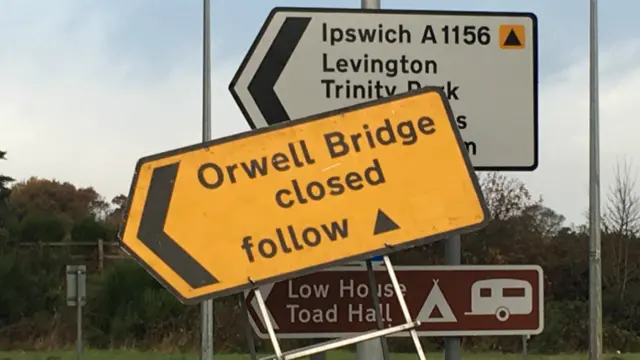 Sign showing Orwell Bridge closed