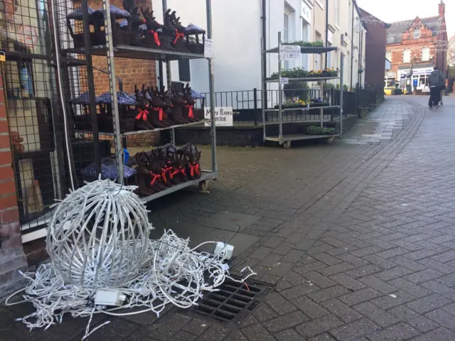 Lights torn down in Hessle