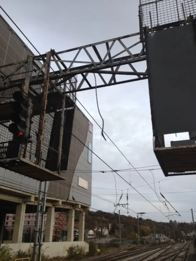 Damaged power line in Luton