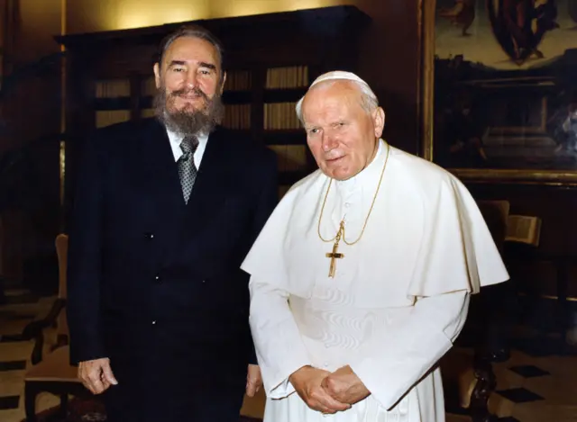 Pope John Paul II (R) with Fidel Castro