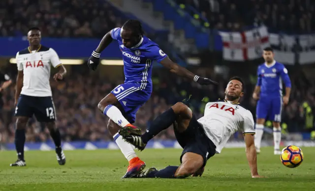 Mousa Dembele tackles Victor Moses