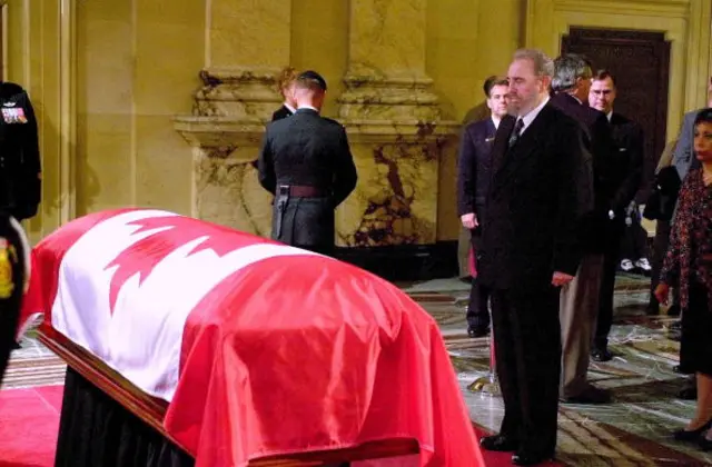 Fidel Castro (R) stands in front of the casket of former Canadian prime minister Pierre Trudeau at the Montreal City Hall building in downtown Montreal 02 October 2000.