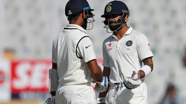 Virat Kohli talks to Cheteshwar Pujara