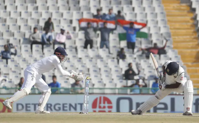 Jonny Bairstow unsuccessfully tries to stump