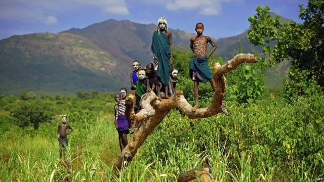 Children from the Suri ethnic group posing