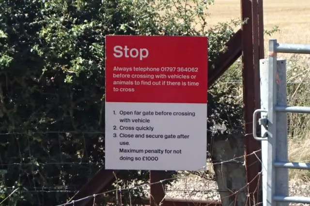 Sign with instructions on how to use the crossing