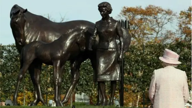 The Queen looking at the new statue