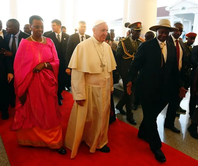 Pope Francis (C) arrives with Uganda president Yoweri Museveni and his wife Janet at the presidential palace in Kampala Uganda, November 27, 2015.