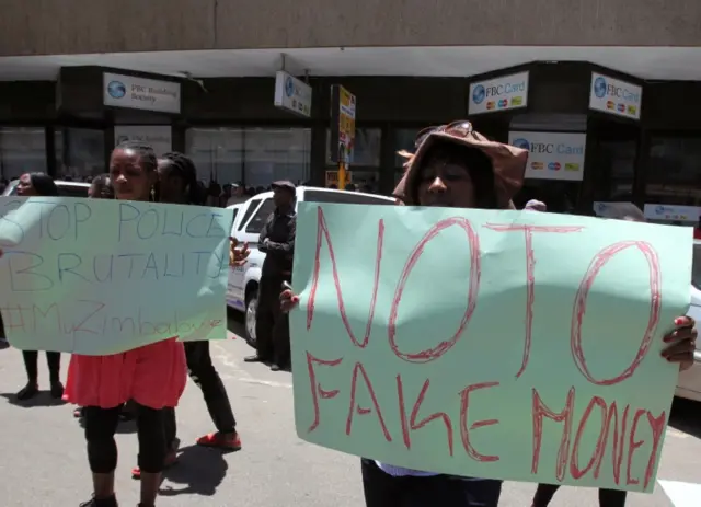 Protesters oppose introduction of bond notes