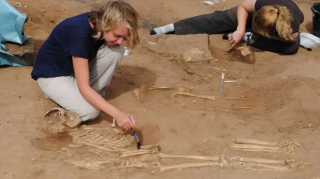 Archaeologists uncover skeleton