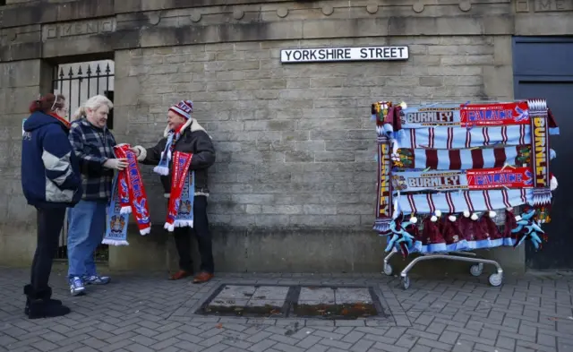 Half and half scarf seller