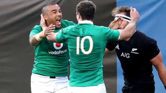 Simon Zebo celebrates