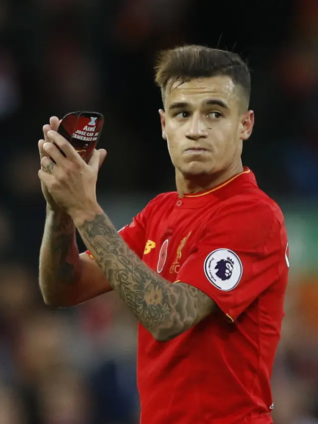 Philippe Coutinho applauds