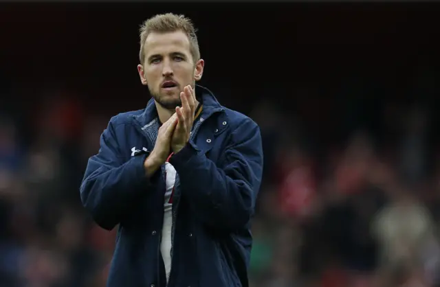 Harry Kane applauds