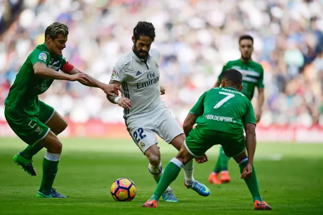 Real Madrid's midfielder Isco vies with Leganes' Italian defenders Mantovani and Machis