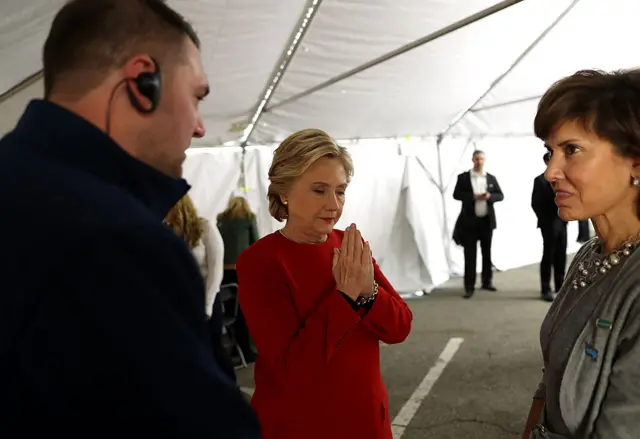 A quick prayer before her Pittsburgh speech