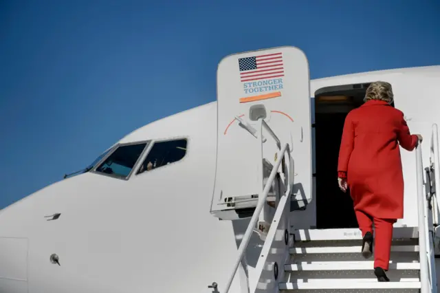 Clinton gets on her plane