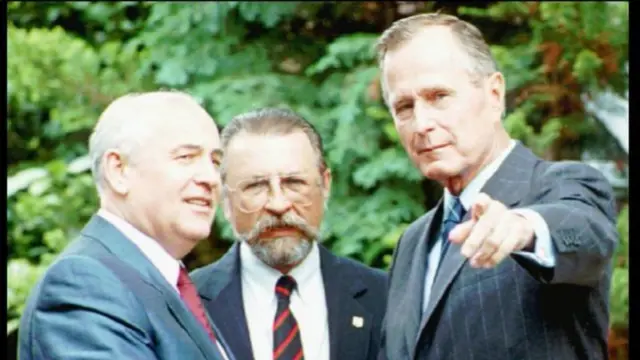 Mikhail Gorbachev (L) and US President George Bush (R) in London, August 1991