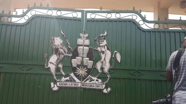 Royal coat of arms painted on the gate of the palace