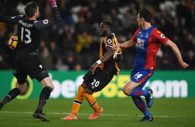 Adama Diomande of Hull City misses a chance as Wayne Hennessey and Martin Kelly of Crystal Palace challenge